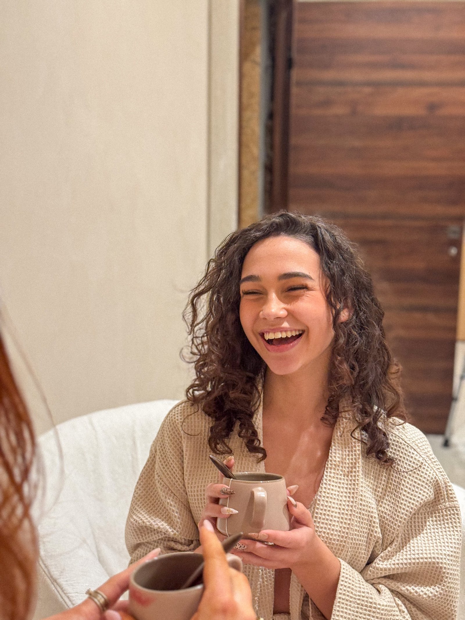 Des amis qui rient dans l'espace commun du spa Kaléa