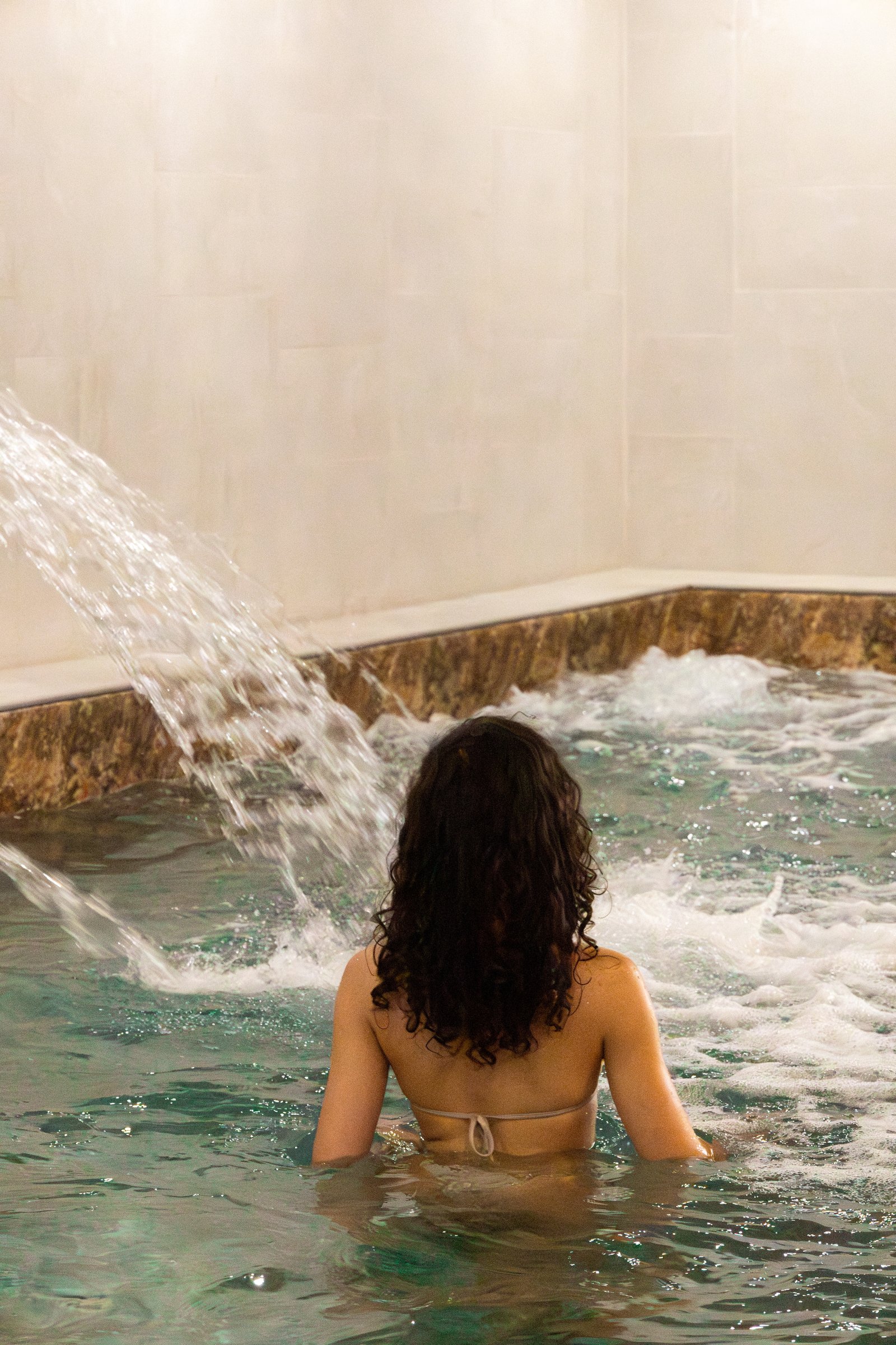 Piscine chauffée avec cascade du parcours aquatique Kaléa