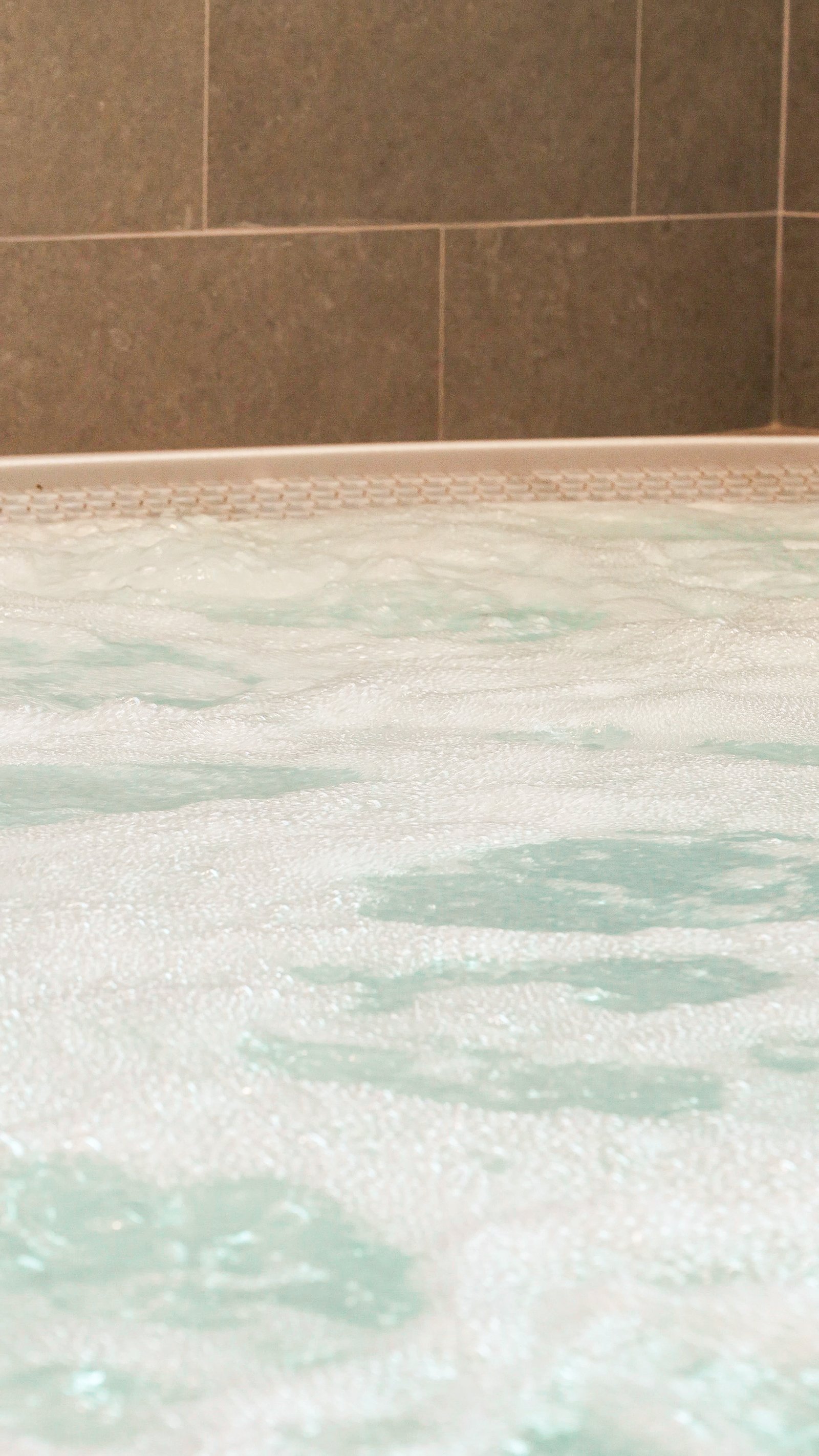 Jacuzzi et ambiance tamisée au spa Kaléa